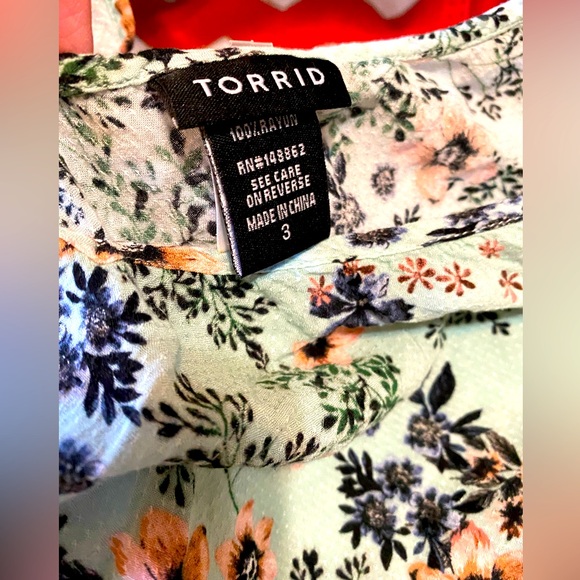 Torrid Floral V-Neck blouse - Picture 7 of 7